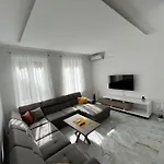 Ferienhaus House Pine Tree Lokva Rogoznica