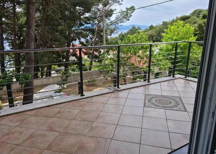 Semesterbostad House Pine Tree